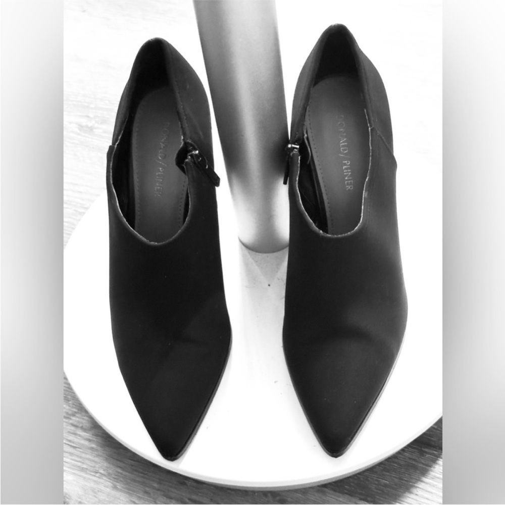 Donald Pliner Verie Low Ankle Bootie Black 9.5 
Wood Stacked Heel
Model Verie